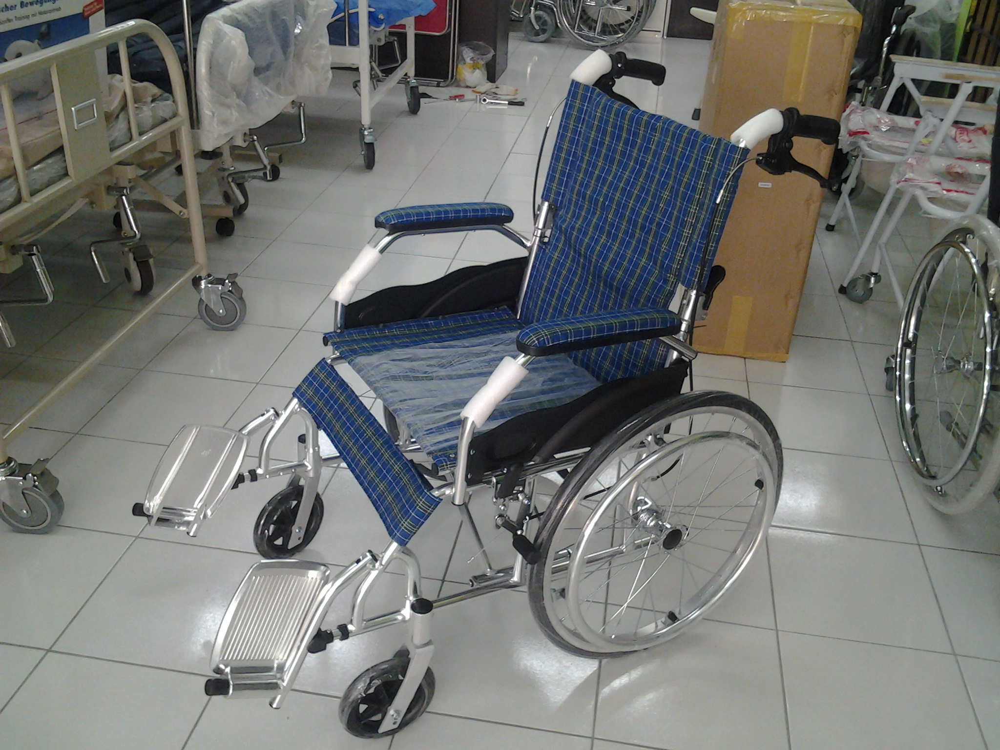 Compact Lightweight Wheelchair 863L