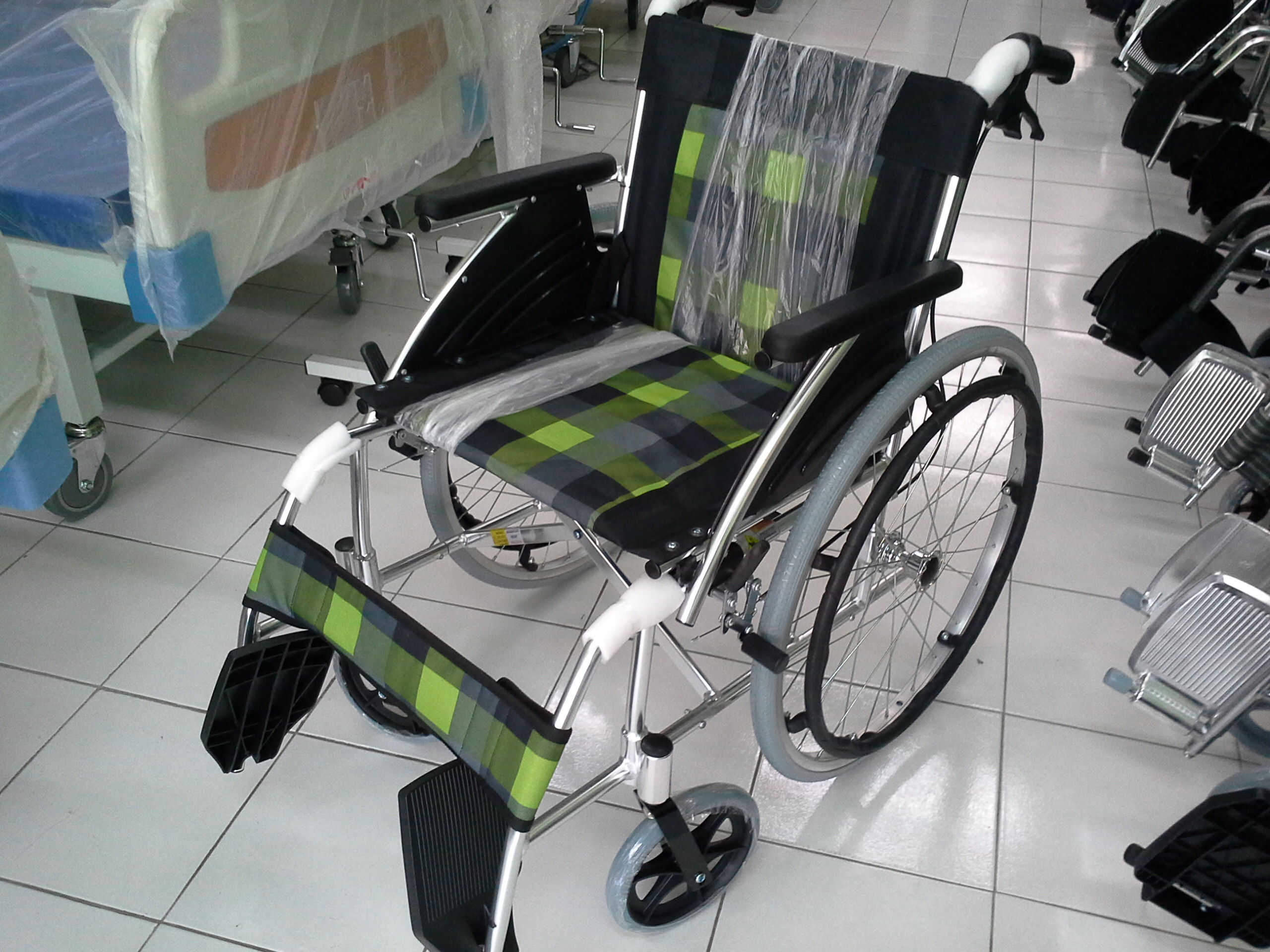 standard-lightweight-wheelchair-868l