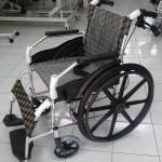 standard-lightweight-wheelchair-868l1