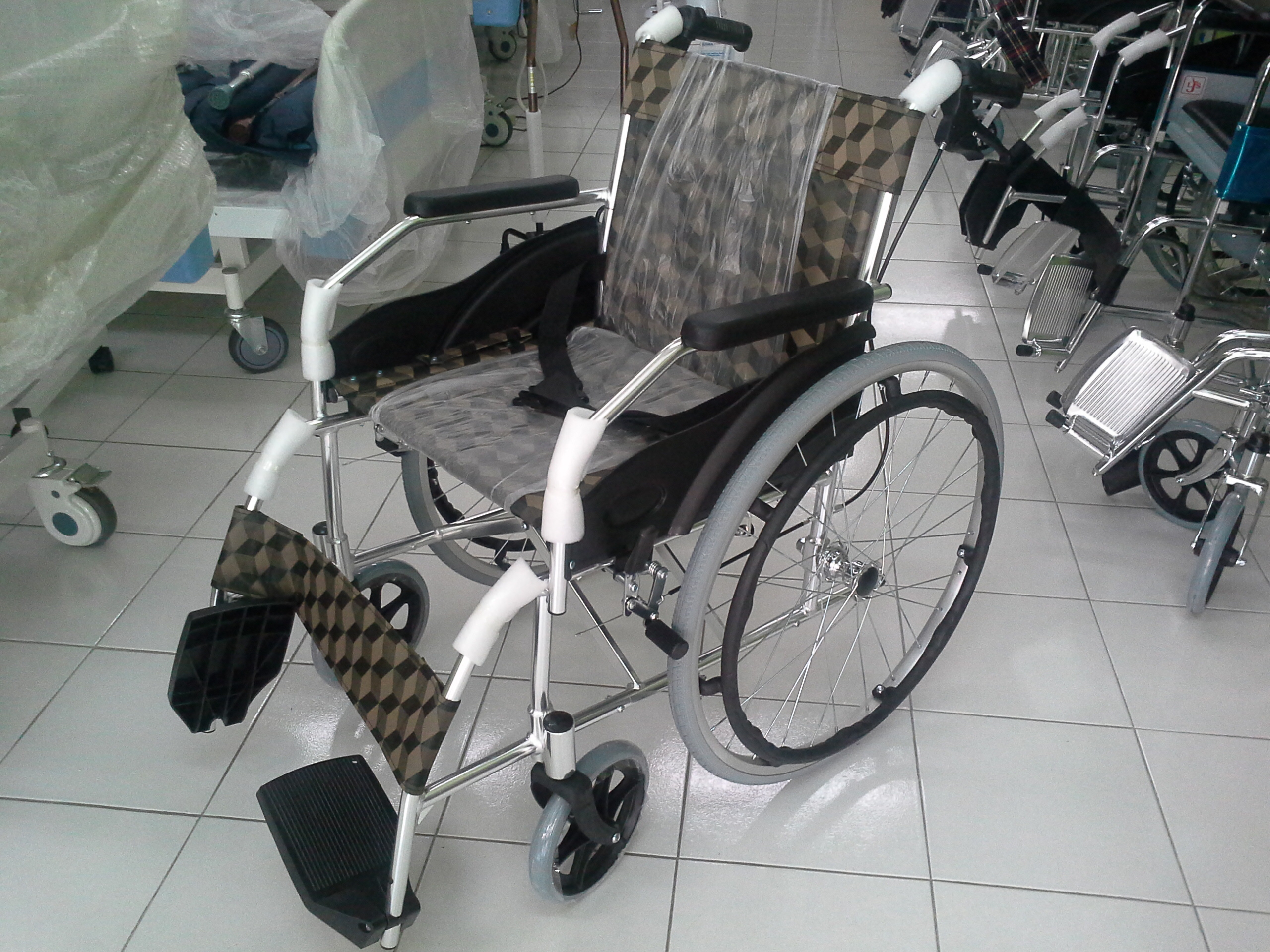 standard-lightweight-wheelchair-868l3