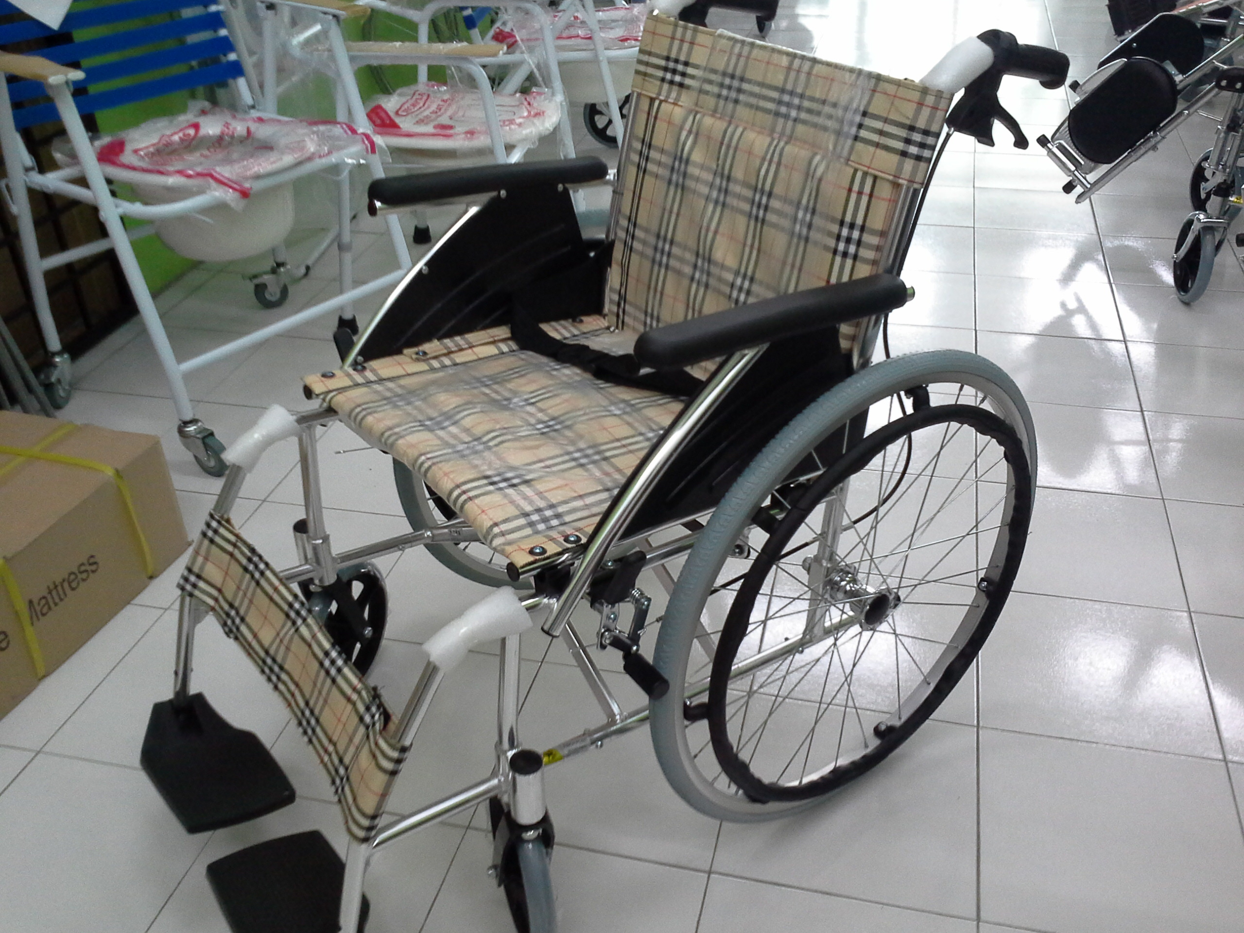standard-lightweight-wheelchair-868l4