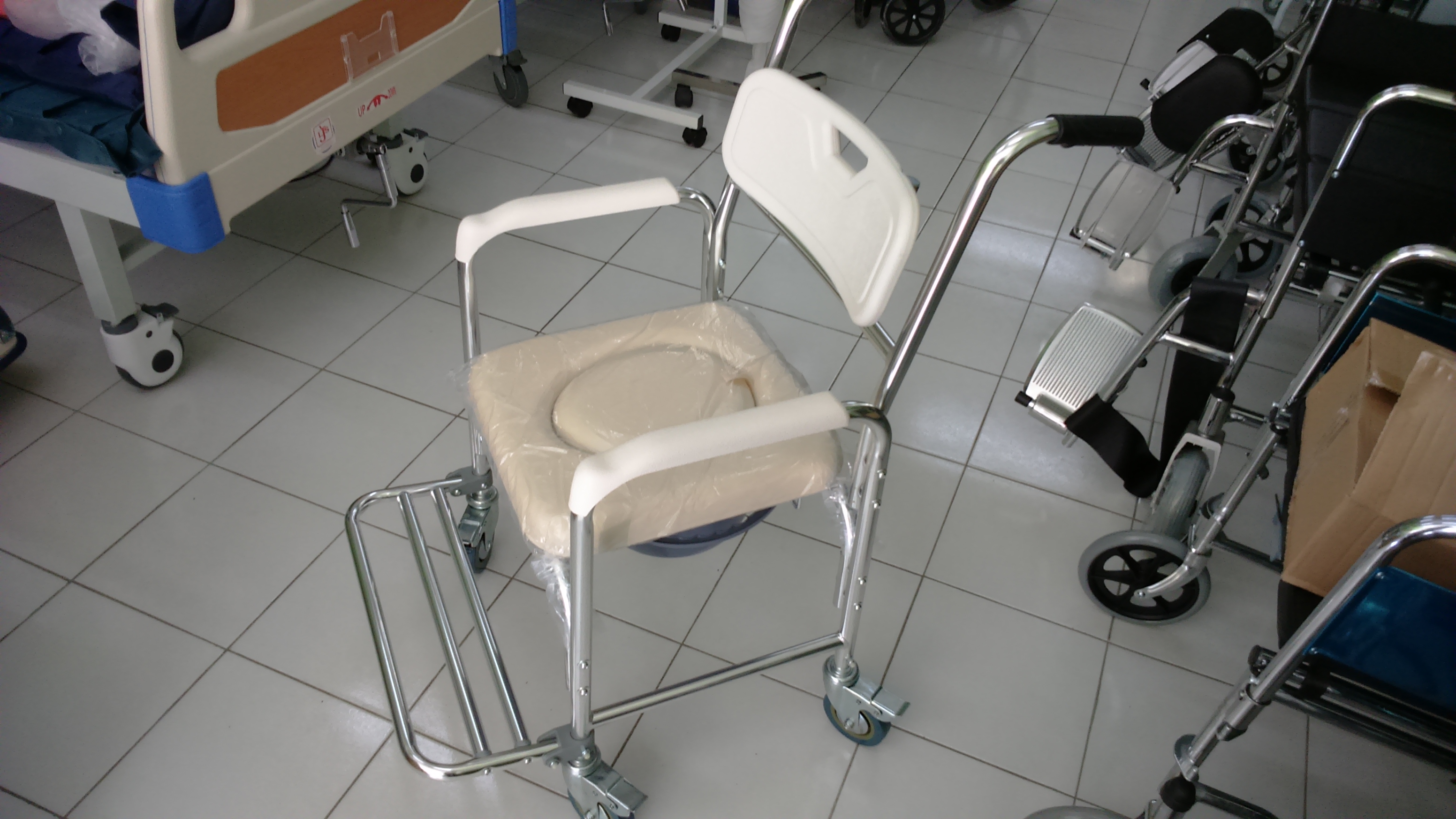 Delux Commode Chair 606L